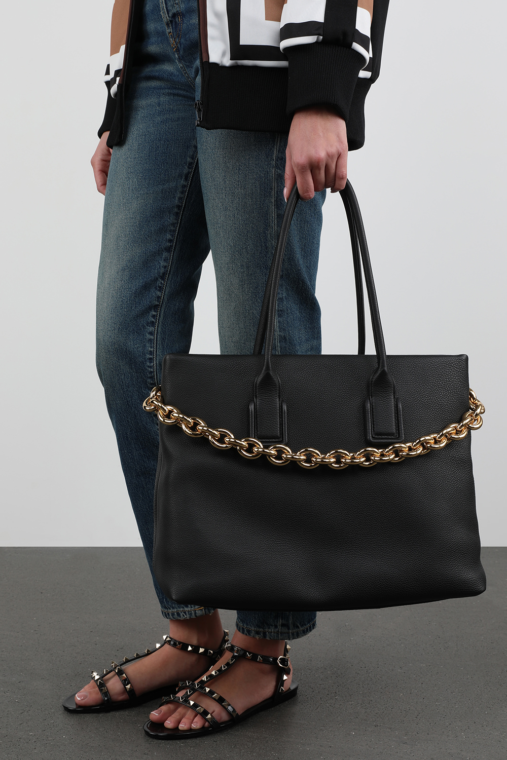 תמונת כל הלוק של תיק סיינט ג'רמייו שחור עם שרשרת זהובה